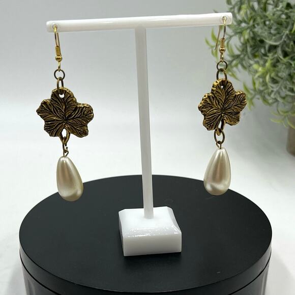 Large Faux Teardrop Pearl Gold Tone Flower Dangle Earrings - Picture 1 of 8